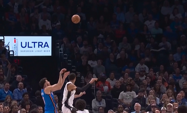 皇冠体育官方网站-让你看看什么是DPOY！文班轻跳送上大帽 轻松扇飞切特干拔三分