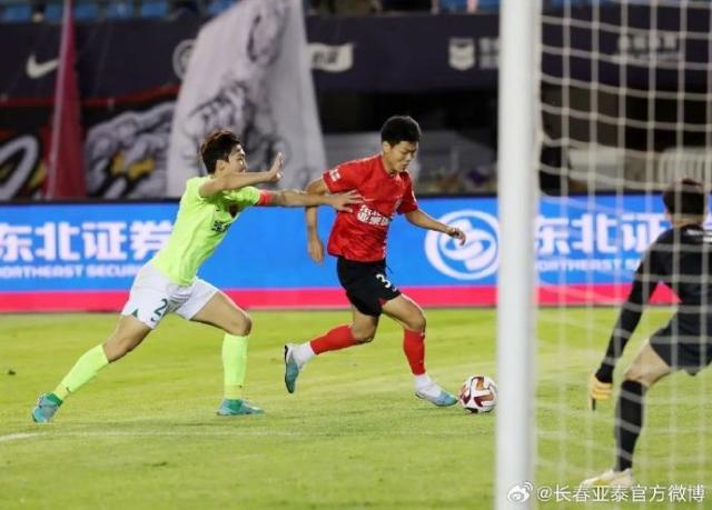 皇冠体育官方网站-【亚泰故事·同框】结束8年漂泊 元敏诚披上6号战袍