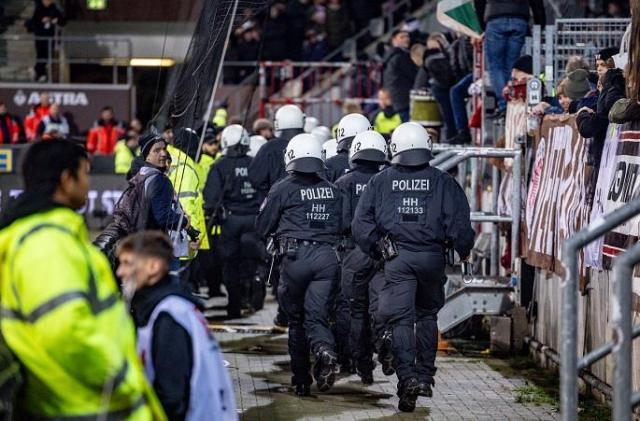 皇冠体育-死忠打伤50警察+主裁十字韧带断裂,法鹰比赛有毒?