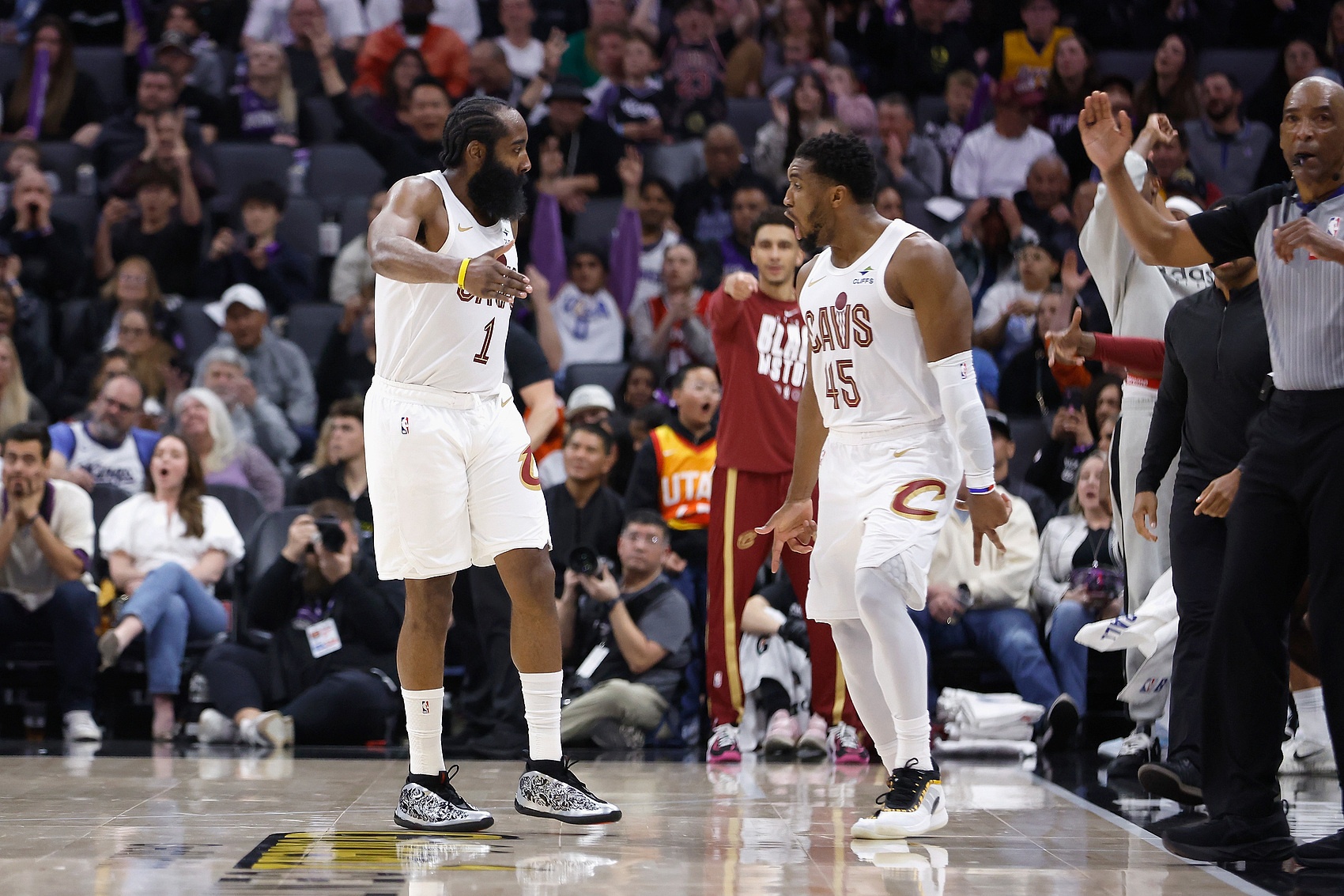 皇冠体育投注-米切尔：哈登提升队友的能力让我解脱 我可以蹲底角&amp;让他掌控比赛