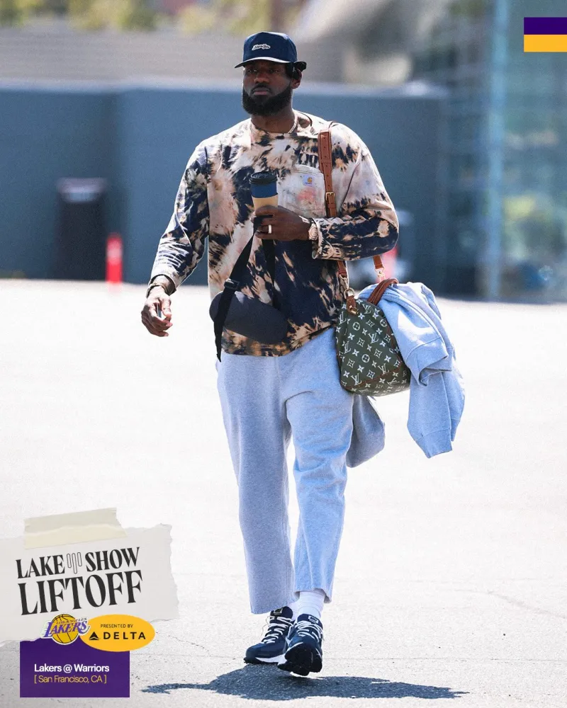 皇冠体育官方网站-对阵勇士！湖人社媒分享球员奔赴金州登机组图，詹姆斯出镜